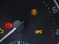 Na desce rozdzielczej świeci się kontrolka EPC i kontrolka silnika.