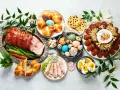 Nowoczesne potrawy wielkanocne: pieczony schab, babki, jajka, pasztet, sałatka i ciasto.