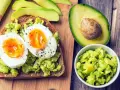 Toast integrale con avocado schiacciato e uovo sodo, un'idea per ricette con avocado veloci e gustose.