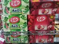 Co przywieźć z Tokio? Pudełka KitKat o smaku wasabi i truskawki.