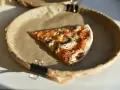 Kawałek pysznej pizzy capricciosa z pieczarkami i serem, idealna na szybki lunch.
