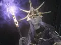 Aldrich el devoradioses, con su corona de espinas y báculo de poder, invoca magia púrpura.