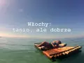 Osoba odpoczywa na tratwie na wodzie. Tekst głosi "Włochy: tanio, ale dobrze". Nawet z ograniczoną walutą we Włoszech można znaleźć tanie i dobre opcje.