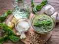 Składniki do przygotowania pesto: świeża bazylia, orzeszki piniowe, czosnek, parmezan, oliwa.