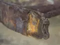 Zardzewiały metal, który wygląda jakby miał rdzewieć, ale czy aluminium rdzewieje? Ten fragment pokazuje intensywną korozję.