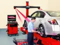Tecnico esegue convergenza gomme con sistema Hunter WinAlign. Misurazione laser per assetto perfetto.