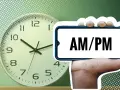 Eine Uhr und ein Smartphone mit "AM/PM" darauf. Das Bild erklärt die englischen Uhrzeiten am und pm.
