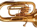 Ein goldenes Tenorhorn, ein beliebtes Blasinstrument. Namen von Blasinstrumenten wie dieses sind faszinierend.