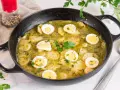 Patatas en salsa verde con huevos duros, un plato reconfortante y lleno de sabor, listo para disfrutar.