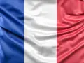 La bandera de Francia ondea con sus colores: azul, blanco y rojo.