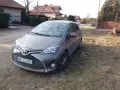 Szary Toyota Yaris, zaparkowany na poboczu. Może to kara UFG za brak OC?