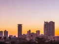 Nairobi, główne miasto Kenii, budzi się do życia o wschodzie słońca. W tle widać nowoczesne wieżowce i charakterystyczną wieżę KICC.