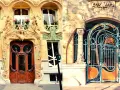 Portes et grilles en architecture art nouveau, ornées de courbes organiques et de visages féminins.