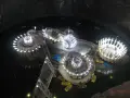 Podziemne jezioro w **Salina Turda** z łódkami i oświetlonymi platformami.