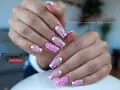 Uroczy french manicure hybrydowy w różowe kropki. Idealny dla każdej kobiety ceniącej styl.