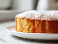 Ein goldbrauner Kuchen mit Puderzucker bestäubt, frisch aus dem Airfryer.
