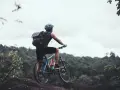 Rowerzysta z plecakiem na tle górskiego krajobrazu. Czy to będzie gravel, czy szosa, przygoda czeka!