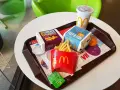 Duże frytki z McDonald's, nuggetsy i Filet-O-Fish. Idealny zestaw na szybki lunch, choć duze frytki mc kcal mogą przyprawić o zawrót głowy.