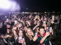 Tłum na koncercie, wszyscy nagrywają telefonami. Wesoła atmosfera, ale też nutka nostalgii, jak na gorzko-słodkim festiwalu.