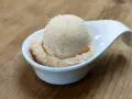 Ein Löffel cremiges Spekulatius Eis selber machen ist ein Genuss.