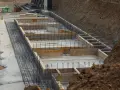 Budowa fundamentów: zbrojenie i szalunki pod bloczki betonowe fundamentowe.