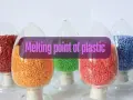 Kolorowe granulaty plastiku w szklanych naczyniach. Tekst: "Melting point of plastic". Dowiedz się, w jakiej temperaturze topi się plastik.