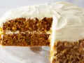 Tarta de zanahoria y queso con glaseado cremoso y nueces picadas en los bordes. ¡Un postre irresistible!