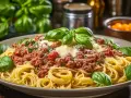 Ein Teller Spaghetti mit einer reichhaltigen, fleischigen Bolognese-Sauce, garniert mit frischem Basilikum und Parmesan. Das ist die beste Bolognese!