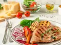 Grillowany stek z warzywami i serem, idealny na dietę keto jadłospis. Pyszne i sycące danie.