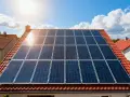 Panele fotowoltaiczne na dachu domu, łapiące promienie słońca. Ich żywotność zapewnia zieloną energię na lata.