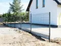 Nowe ogrodzenie panelowe przy nowoczesnym domu. Sprawdź ceny ogrodzeń i wybierz najlepsze dla siebie.
