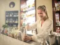 Jak zostać barmanem w Polsce? Przewodnik po karierze i zarobkach