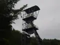 Wieża szybu kopalnianego, jedna z atrakcji Nowej Rudy, z flagą powiewającą na wietrze.
