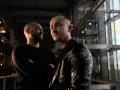 Zwei Männer posieren für ein Foto, das die Stimmung ihres neuen ep music Tracks einfängt.