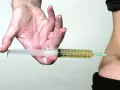 Spritze statt thrombose tabletten: Eine Spritze wird in den Bauch eingeführt, um eine Thrombose zu behandeln, besonders wichtig auf einem langen Flug.