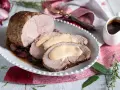 Arrosto di vitello morbido con sughetto, cipolle rosse e rosmarino. Un piatto succulento pronto per essere gustato.