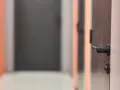 Nowe drzwi Erkado z czarną klamką. Wnętrze z pomarańczowymi akcentami.