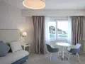Pavimenti chiari e luminosi, perfetti per idee pavimenti casa al mare. Camera con vista, divano, tavolino e sedie moderne.
