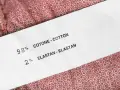 Etiqueta de tela: 98% algodón, 2% elastano. El elastano aporta elasticidad y comodidad a la prenda.