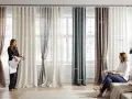 Un aperçu de différents types de rideaux, du lin léger au velours épais, présentés dans un salon lumineux.