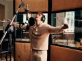 Mann mit Kopfhörern singt in ein Mikrofon, im Hintergrund spielt ein Mann Gitarre.