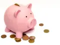 Rosa Sparschwein mit Münzen. Ein kleiner Schatz für den Fall der Fälle, um den unterhalt bei arbeitslosigkeit zu sichern.