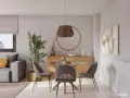 Acogedor salon comedor muy pequeño con sofá gris, mesa redonda de cristal y sillas tapizadas. Decoración natural con planta y cesta.