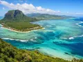 Widok na Le Morne Brabant, Mauritius. Zielone wzgórza, turkusowa laguna i białe fale – to wszystko, co musisz zobaczyć na Mauritiusie.