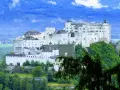 Majestatyczna twierdza Hohensalzburg, obowiązkowy punkt na liście "Salzburg co zobaczyć", góruje nad zielonymi wzgórzami i miastem.