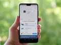 Hand hält Smartphone mit der besten Taxi App Deutschlands. Anzeige zeigt Fahrtoptionen nach Köln Hauptbahnhof.