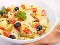 Insalata di patate pugliese con pomodorini, olive nere e verdi, cipolla e prezzemolo fresco. Un piatto estivo e saporito.