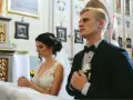 Para młoda w kościele. Czy można zmienić parafię? Panna młoda w białej sukni, pan młody w garniturze.