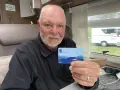Man håller upp ett kort med texten "autopassferje.no", redo för resor mellan Norge och Sverige.