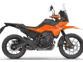 Pomarańczowy motocykl KTM 390 Adventure gotowy na przygodę.